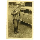 Немецкий солдат на фоне штабного автомобиля Вермахта- Опель Олимпия